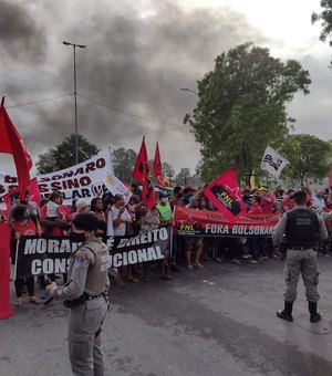 Protesto bloqueia acesso ao aeroporto em protesto contra a visita de Bolsonaro a Maceió