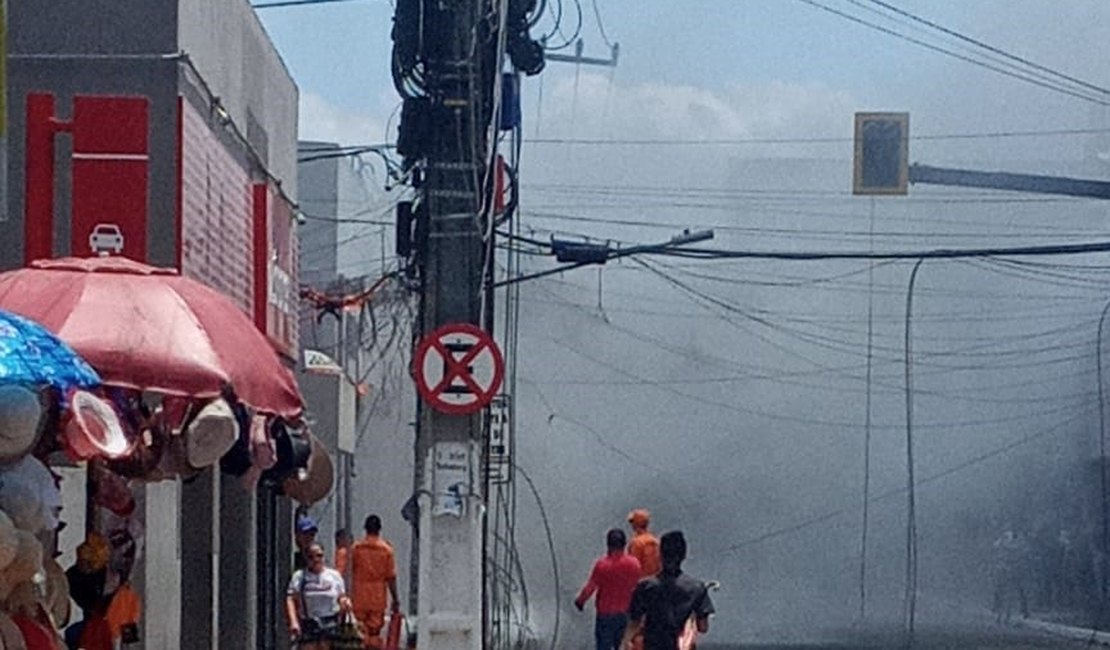[Vídeo] Fiação de poste de energia elétrica pega fogo no Centro de Arapiraca e assusta populares