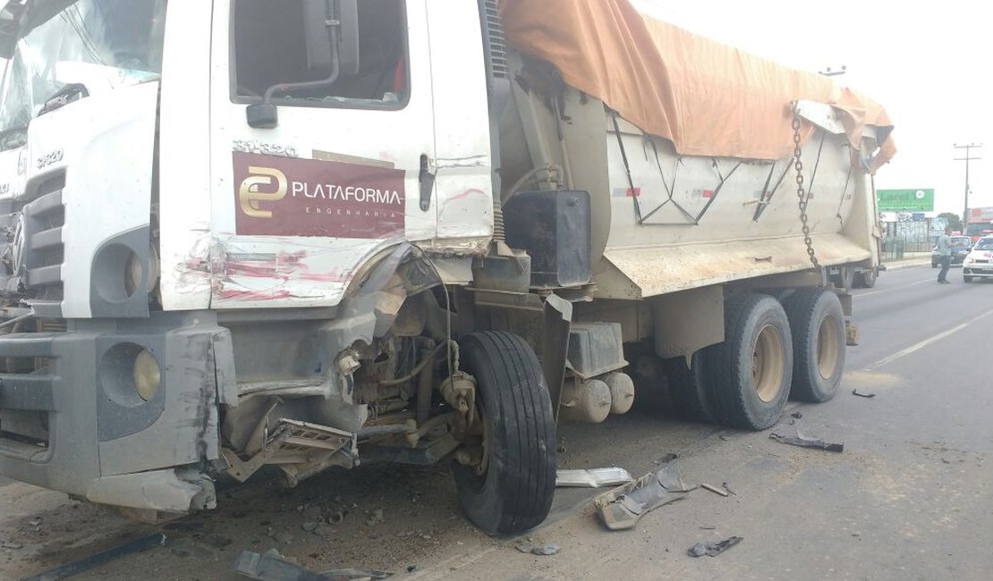 Dois acidentes deixam trânsito lento e um ferido na AL-220, em Arapiraca