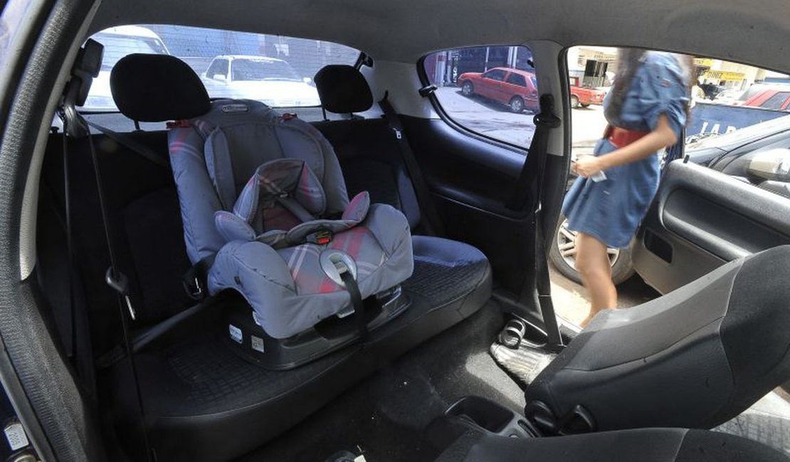 Cartilha orienta pais sobre transporte correto de crianças em veículos