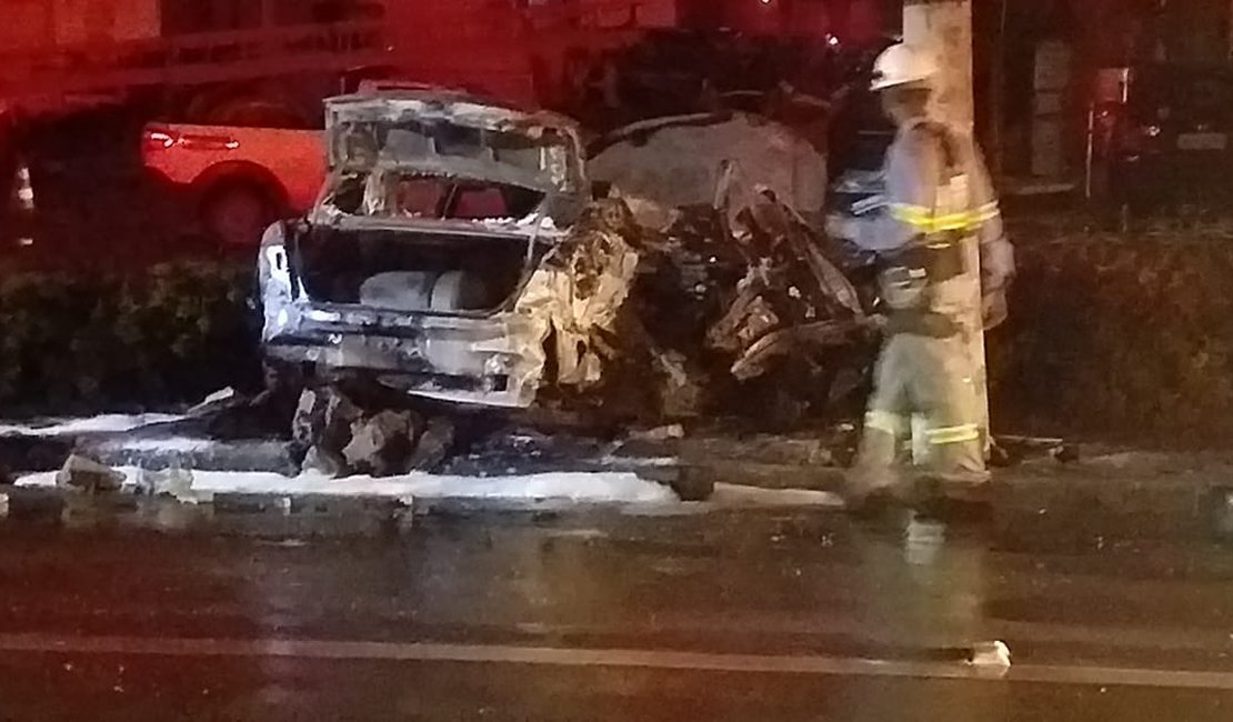 Motorista morre carbonizado após carro colidir com poste em Maceió