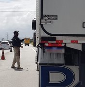 PRF de Alagoas recupera caminhão roubado com carga de carnes e derivados