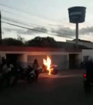 [Vídeo] Moto pega fogo e assusta moradores em Arapiraca