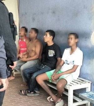 Após abordagem, policiais da Cavalaria encontra arma com quatro homens no Centro de Arapiraca