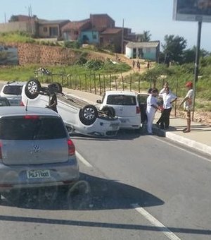 Trânsito fica lento após capotamento na Avinda Josefa de Melo