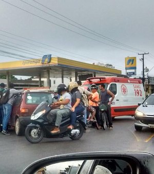 Colisão envolvendo carro e moto deixa dois feridos na parte alta de Maceió