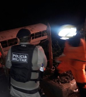 Ônibus que transportava trabalhadores capota e três pessoas ficam feridas na BR-104
