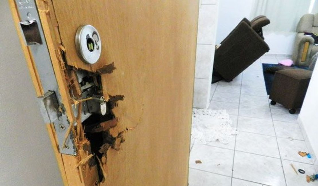 Criminosos arrombam casa em Arapiraca e furtam cofres, dinheiro, celular e notebook
