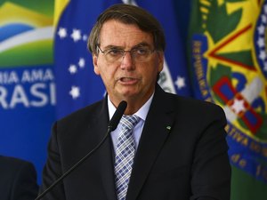 Bolsonaro diz que Fiocruz entregará mais 13 mi de doses de vacinas em abril