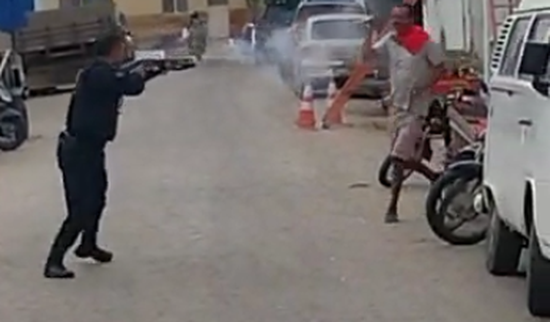 [Vídeo] Homem armado com faca peixeira persegue policiais militares no Mercado Público de Arapiraca
