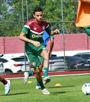 Alexsander volta a treinar com elenco do Fluminense e fica mais próximo de retorno