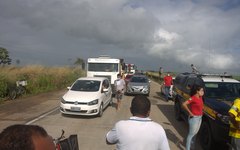 PRF tenta negociar com os manifestantes a liberação da rodovia