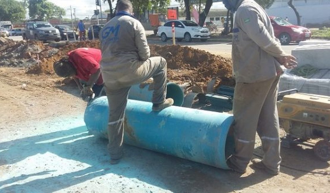 Motoristas precisam desviar de buracos em obra deixada pela Casal em Arapiraca