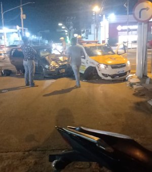 Veículo colide com viatura da polícia na Av. Rotary