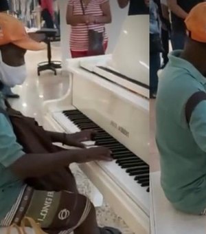 Ambulante toca Sinatra em piano de shopping e é contratado como músico