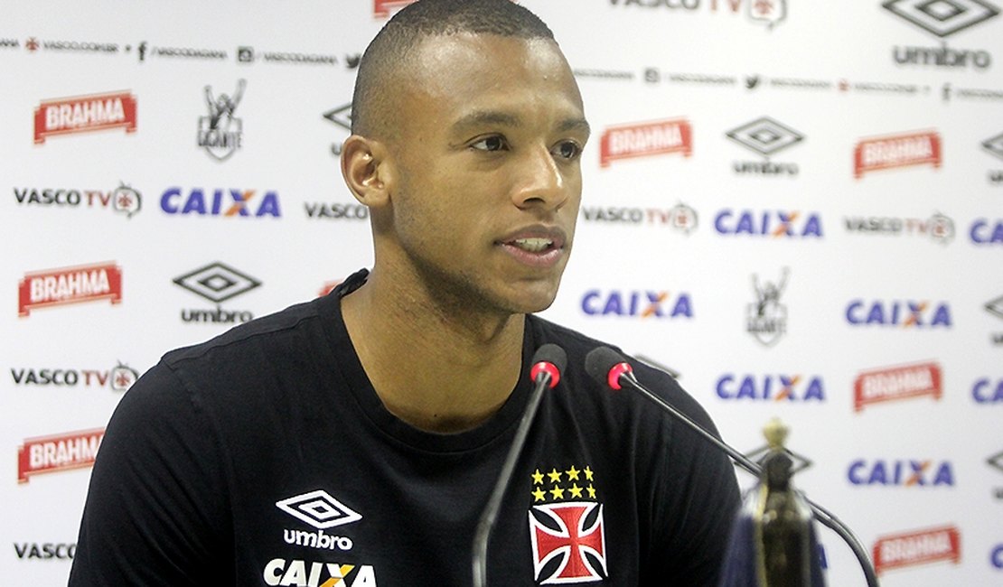 CSA fica alerta com três jogadores pendurados antes do duelo contra o Atlético-MG