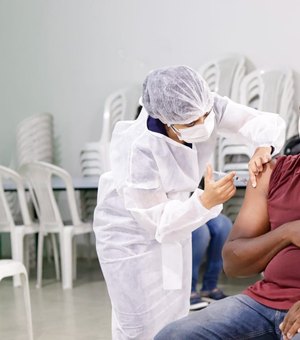 Palmeira dos Índios finaliza imunização de pacientes renais e inicia dose de reforço de acamados