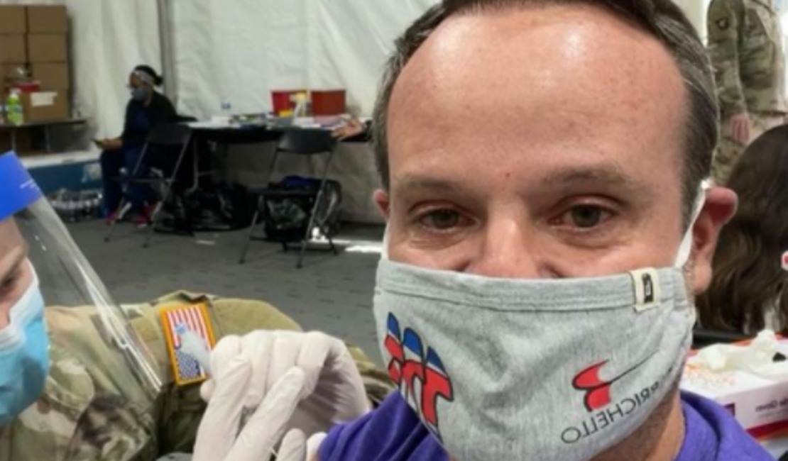 Rubens Barrichello larga na frente e é vacinado contra covid nos EUA