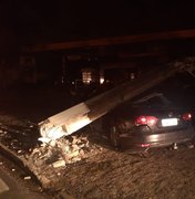  [Vídeo] Motorista perde controle do veículo, derruba poste e foge do local em Maceió