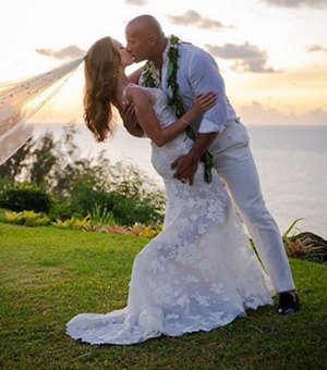 The Rock e Lauren Hashian se casam no Havaí