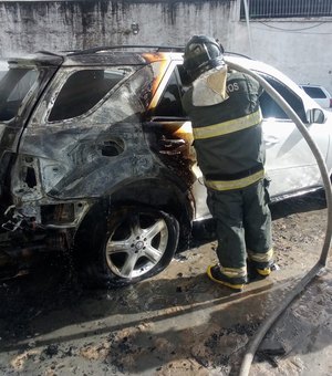 Bombeiros são acionados para incêndio em veículo