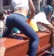 Mulheres dançam 'reggaeton' em cima de caixão em velório, e vídeo viraliza