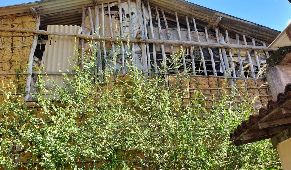 Maragogi: casa de taipa corre risco de desabar no conjunto Adélia Lira