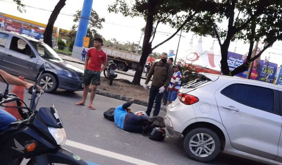 Acidente na Fernandes Lima deixa motoqueiro ferido