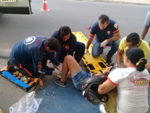 Mulher fica ferida após colisão entre duas motos em Arapiraca