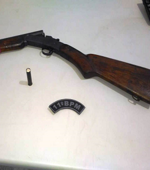Homem é preso com espingarda artesanal e munições em Maceió 