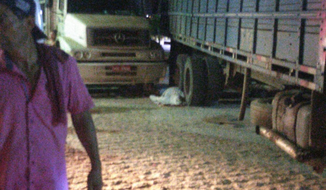 Motorista vai dar ré em caminhão e acaba matando amigo, em Porto Calvo