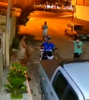 [Vídeos] Câmera de segurança flagra homens armados roubando motocicleta
