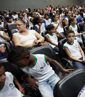 Cine Esmal recebe 260 crianças de escola pública