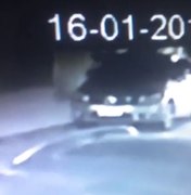 [Vídeo] Homem tem ataque de fúria, atropela a esposa e a filha, diz polícia