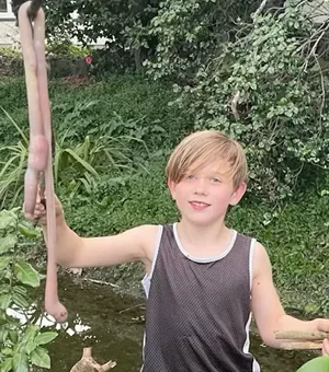 Menino acha 'minhoca' gigante de 1 m e surpreende com pedido à família