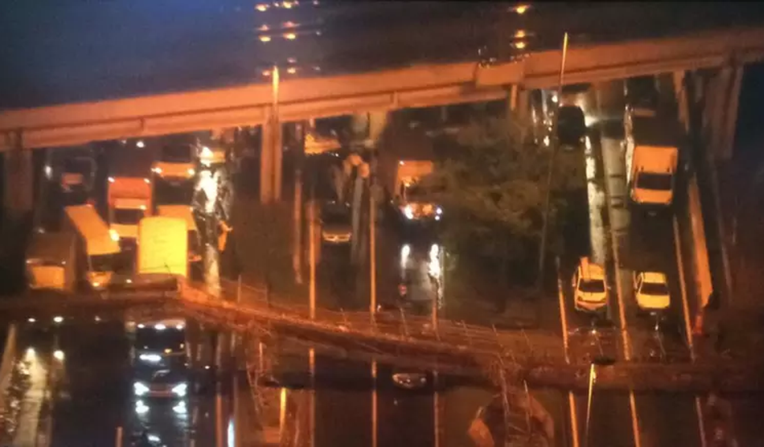 Passarela desaba na Marginal do Tietê, em São Paulo