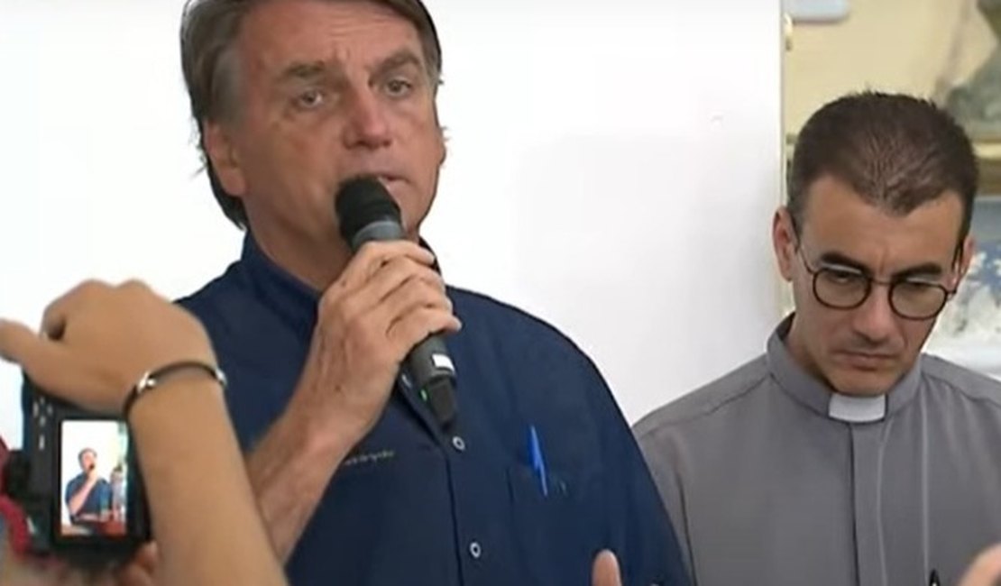 Bolsonaro fala que renovação de igreja em Maceió 'reaviva' tradições cristãs no país