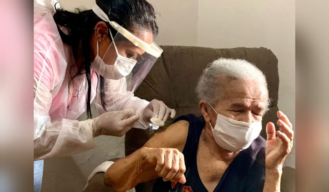 Matriz de Camaragibe inicia vacinação para idosos de 79 anos
