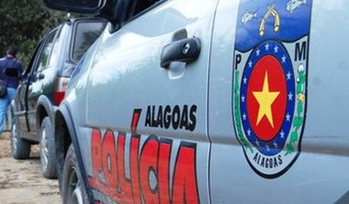 Dupla é presa com arma de fogo e moto roubada na zona rural de Paripueira