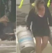 Mulher se arrisca em tempestade e enchente para salvar barris de cerveja