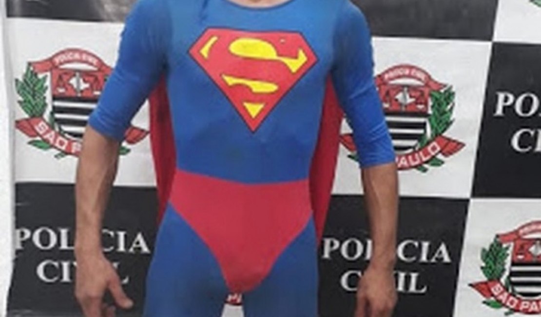 Homem fantasiado de Superman é preso por tráfico de drogas