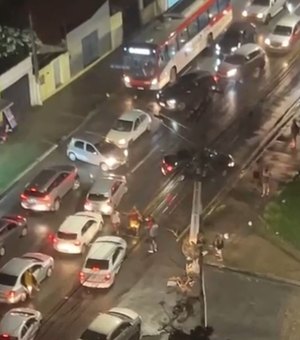 Manifestantes bloqueiam trecho da Avenida Gustavo Paiva, na Cruz das Almas
