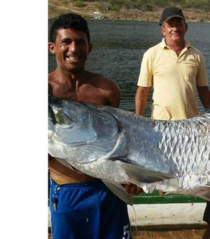 Pescadores capturam peixe gigante no Rio São Francisco