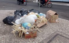Lixo deixado pelos comerciantes na noite de segunda permanece nas ruas nesta terça (10)