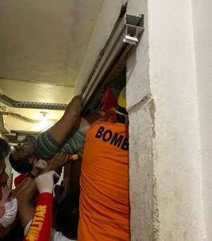 Homem é socorrido com fratura após ficar preso em elevador de carga 