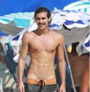 Namorado de Sasha, Bruno Montaleone quase mostra demais em praia