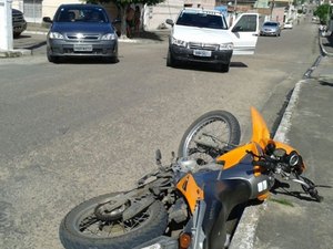 Carro e moto colidem no bairro São Luiz, em Arapiraca