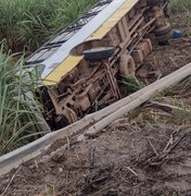 Ônibus com trabalhadores tomba ao cair em ribanceira de Porto Calvo