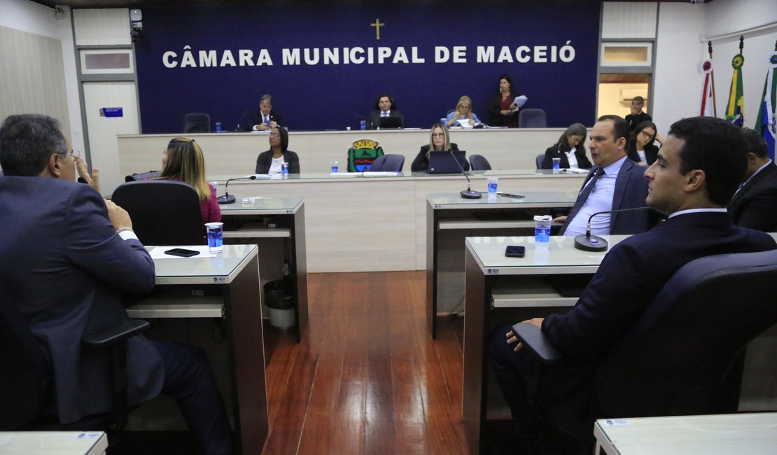 Vereadores recebem comissão de servidores da Prefeitura de Maceió após ato na frente da Câmara