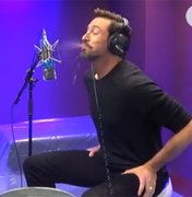 Hugh Jackman cospe água em brincadeira em rádio na Inglaterra